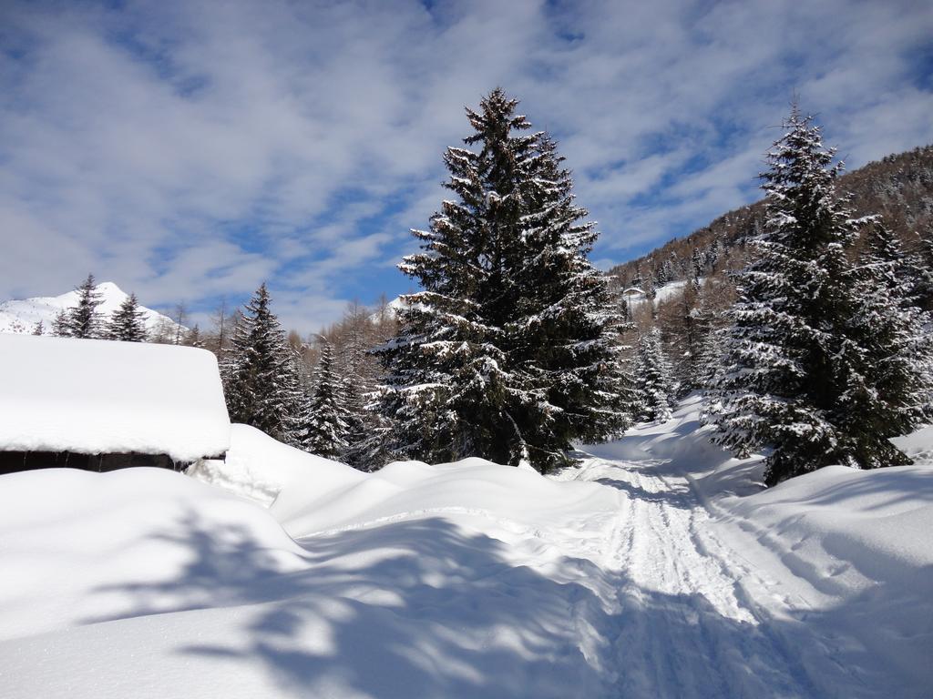 Rifugio Al Lago Del Mortirolo In Inverno Raggiungibile Solo A Piedi Monno Exterior foto