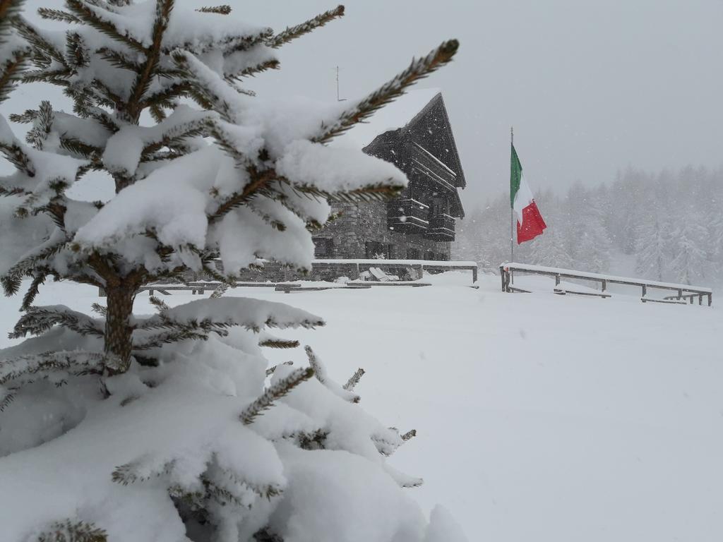 Rifugio Al Lago Del Mortirolo In Inverno Raggiungibile Solo A Piedi Monno Exterior foto