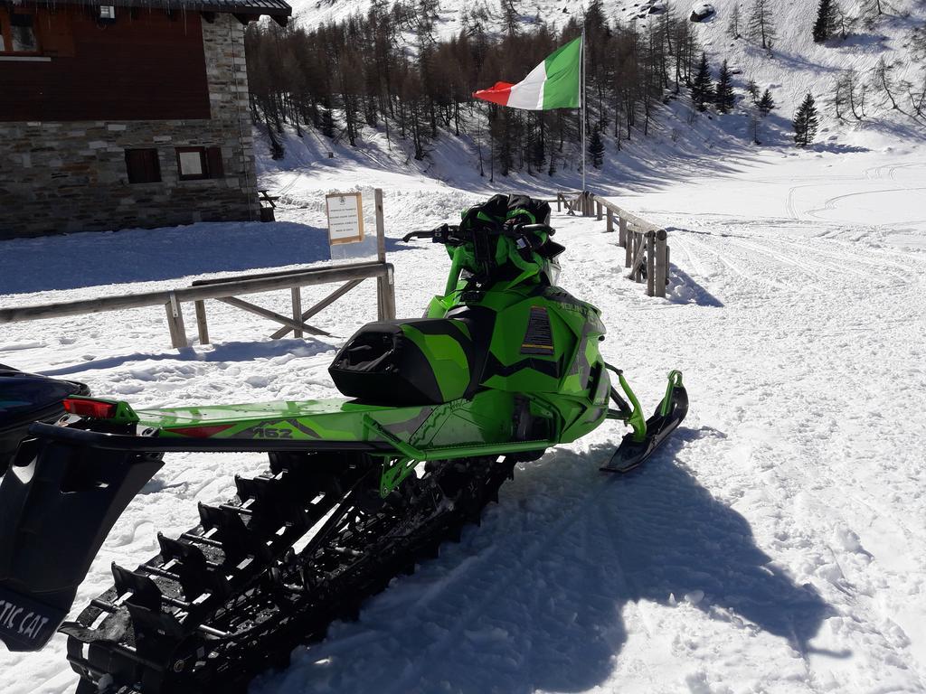 Rifugio Al Lago Del Mortirolo In Inverno Raggiungibile Solo A Piedi Monno Exterior foto