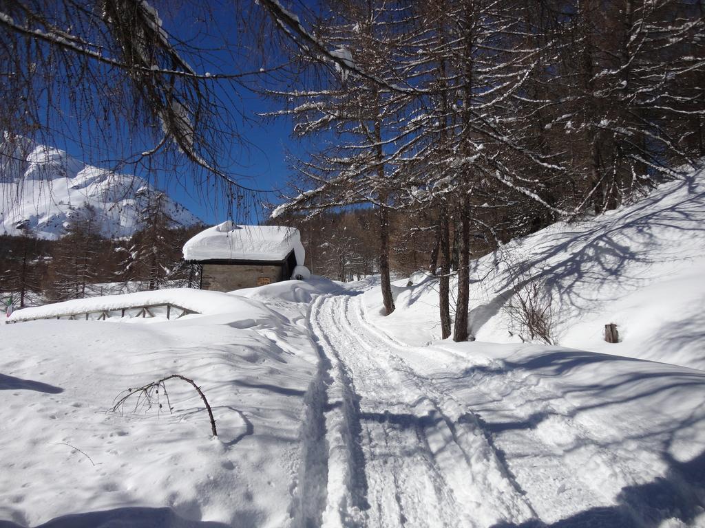 Rifugio Al Lago Del Mortirolo In Inverno Raggiungibile Solo A Piedi Monno Exterior foto