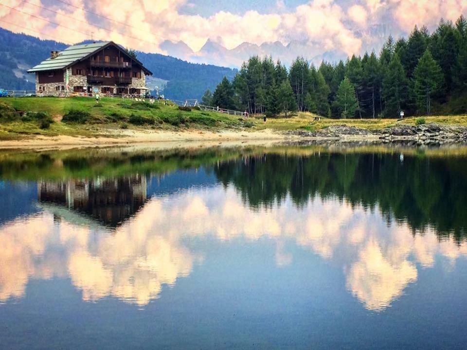Rifugio Al Lago Del Mortirolo In Inverno Raggiungibile Solo A Piedi Monno Exterior foto