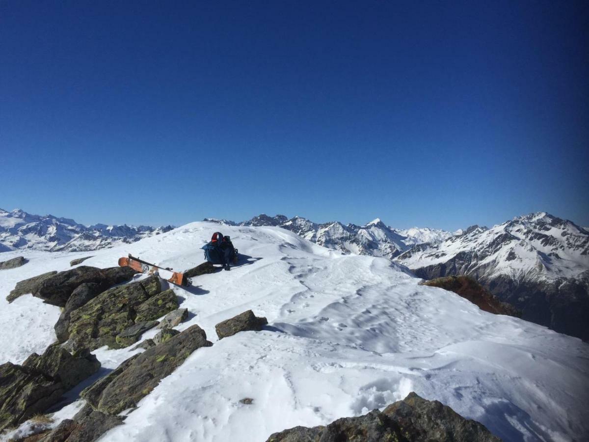 Rifugio Al Lago Del Mortirolo In Inverno Raggiungibile Solo A Piedi Monno Exterior foto