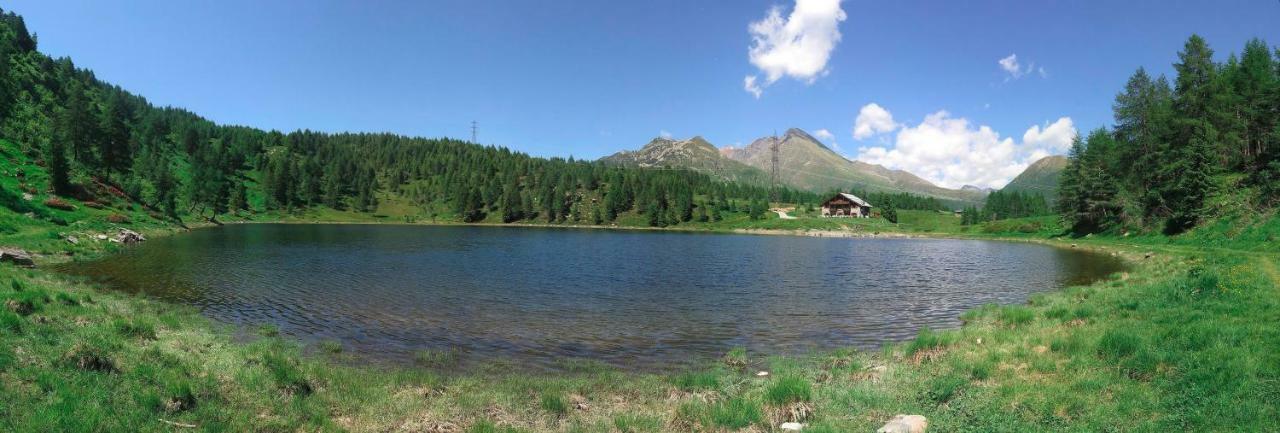 Rifugio Al Lago Del Mortirolo In Inverno Raggiungibile Solo A Piedi Monno Exterior foto